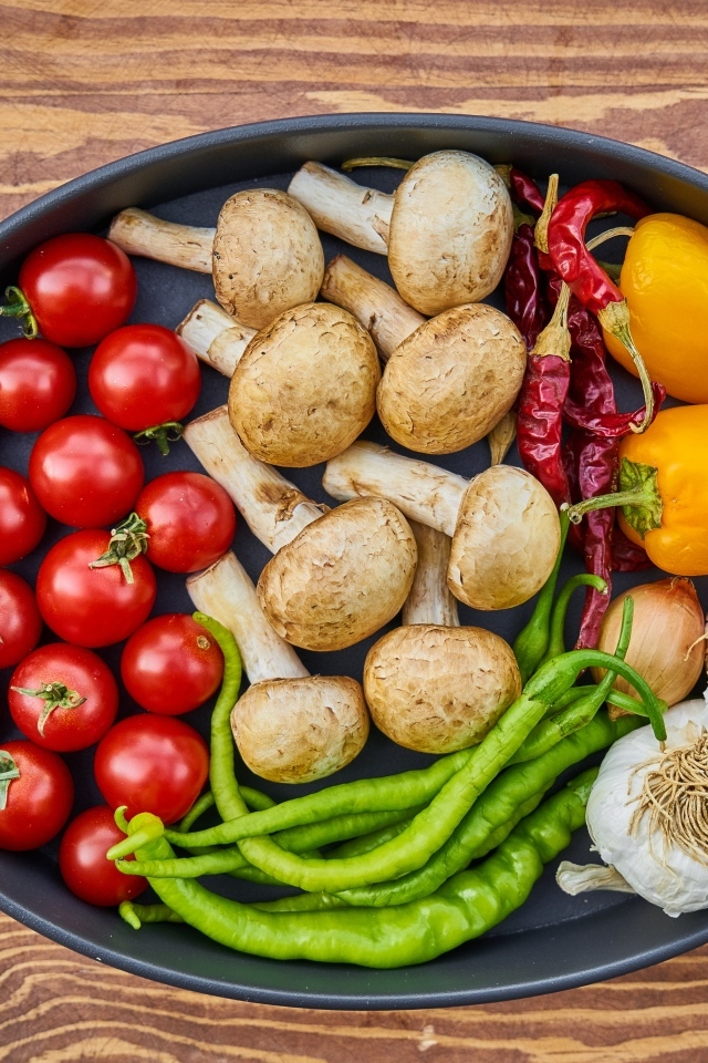 Свежие аппетитные овощи в большой сковороде 