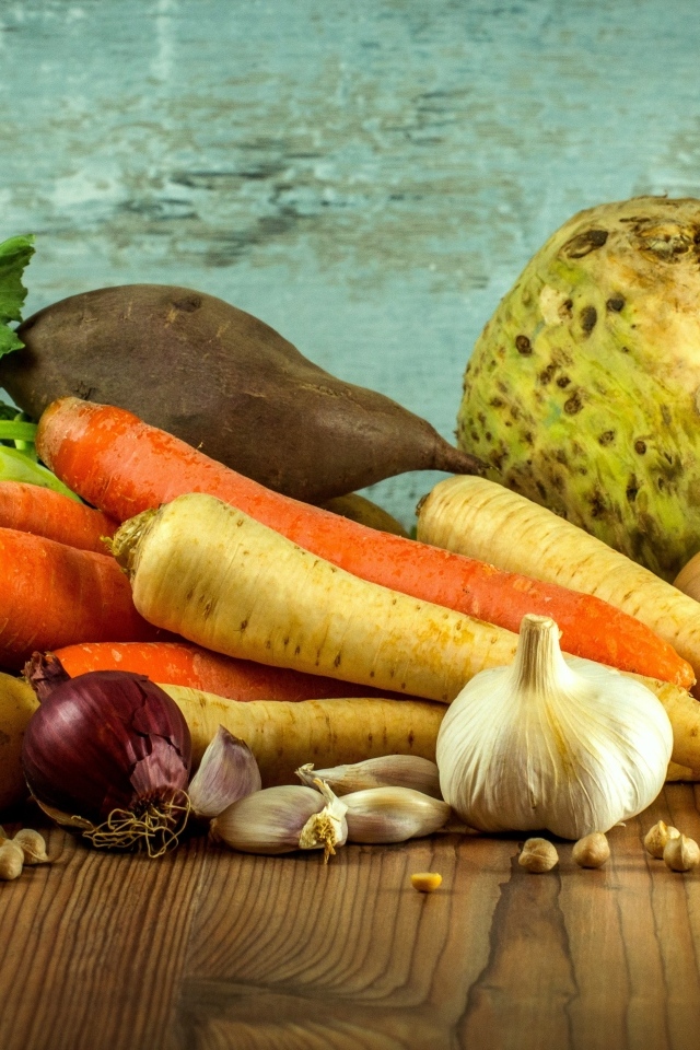 Свежие корнеплоды лежат на столе