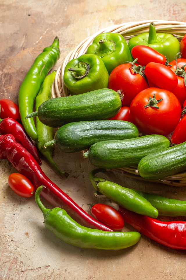 Свежие помидоры, огурцы и перец на столе