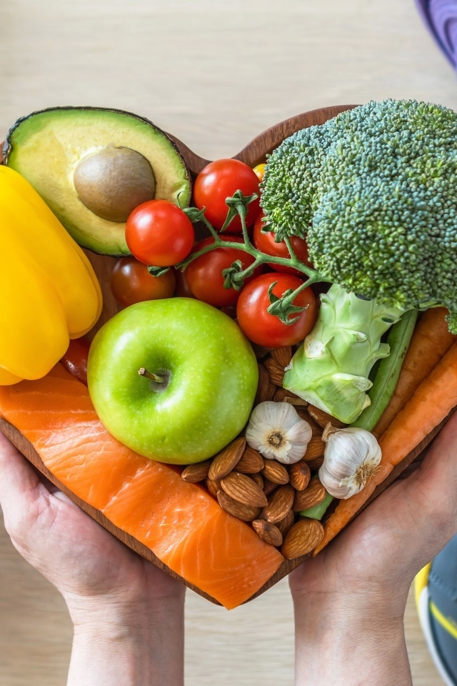 Свежие овощи и рыба для правильного питания