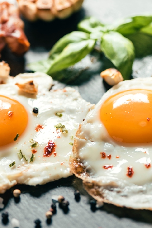 Яичница глазунья с базиликом