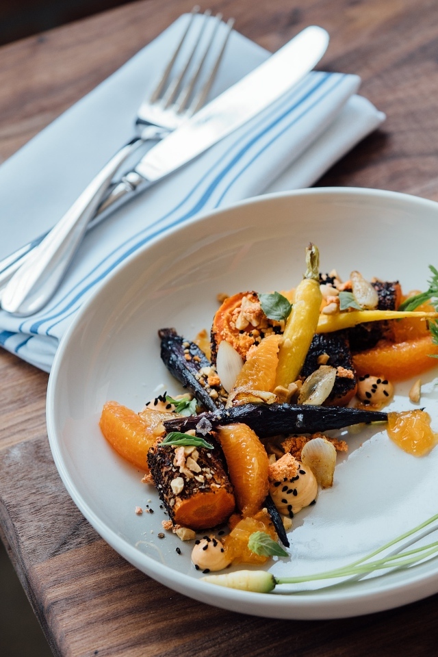 Жареные овощи на тарелке со столовыми приборами