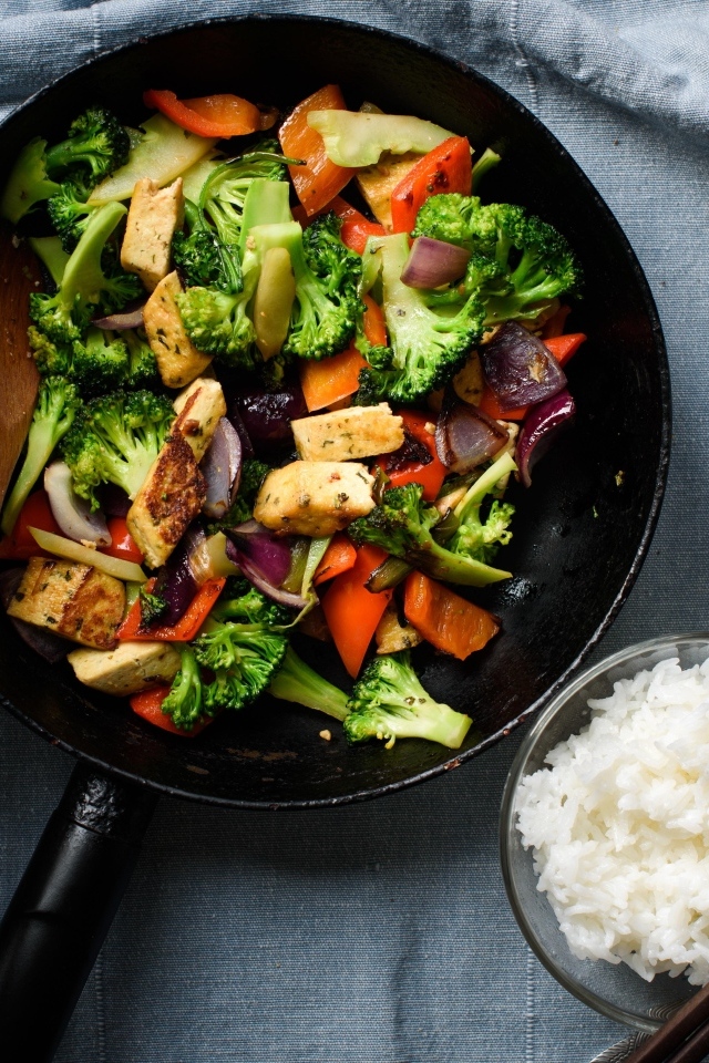 Жареные овощи на столе с рисом