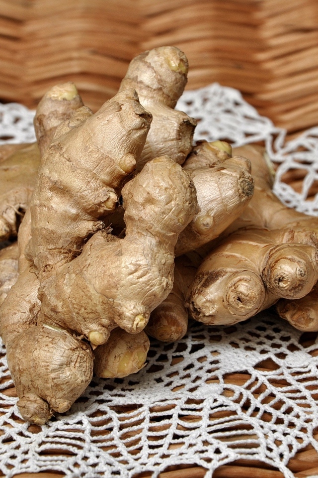 Корень имбиря на салфетке на столе