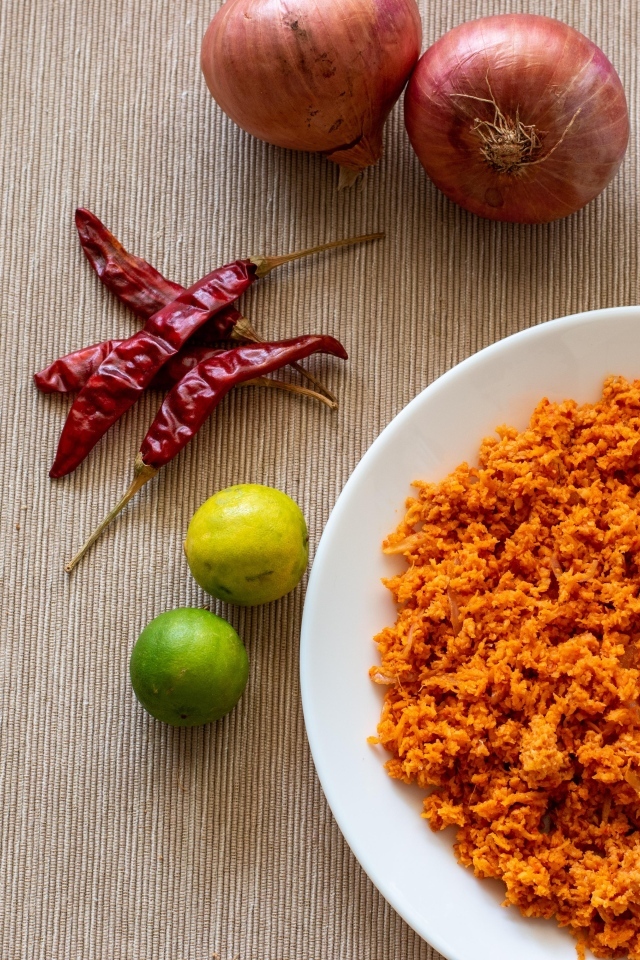 Тертая морковь на тарелке с овощами