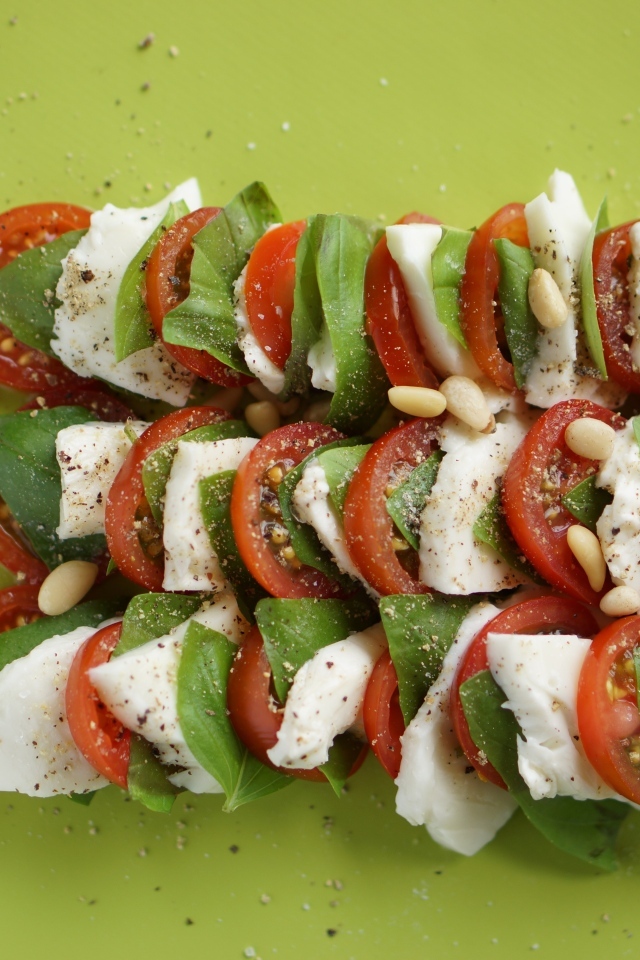 Греческий салата на зеленой тарелке