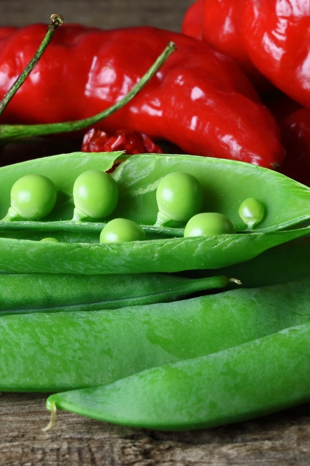 Зеленый горошек с красным перцем на столе