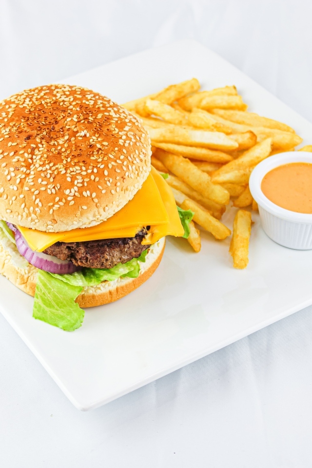 Гамбургер с картофелем фри и соусом на столе