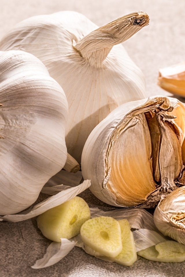 Головки ароматного чеснока на столе