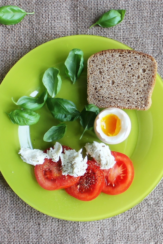 Полезный завтрак на большой тарелке