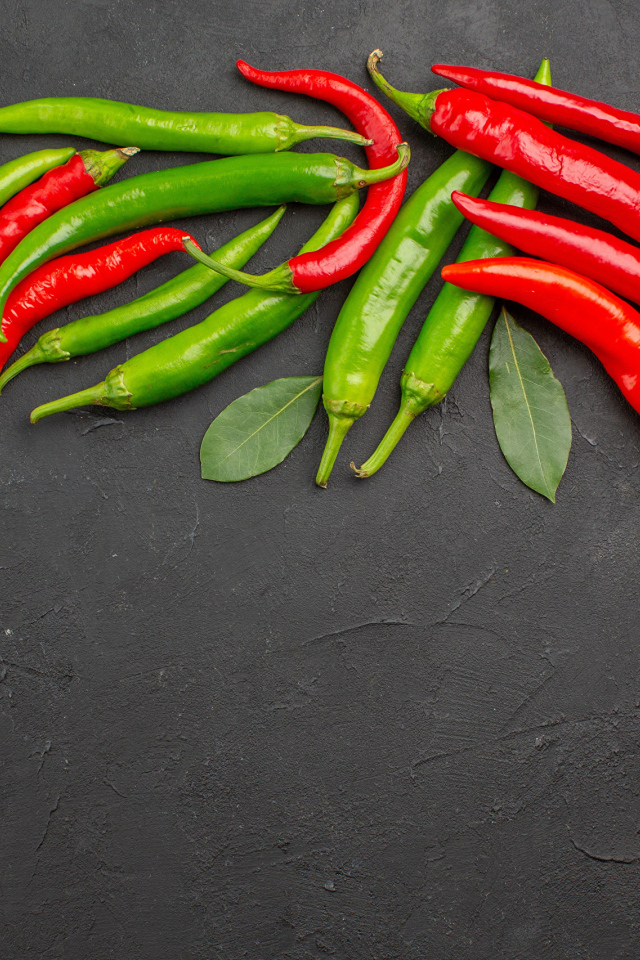 Острый перец чили на столе с помидорами