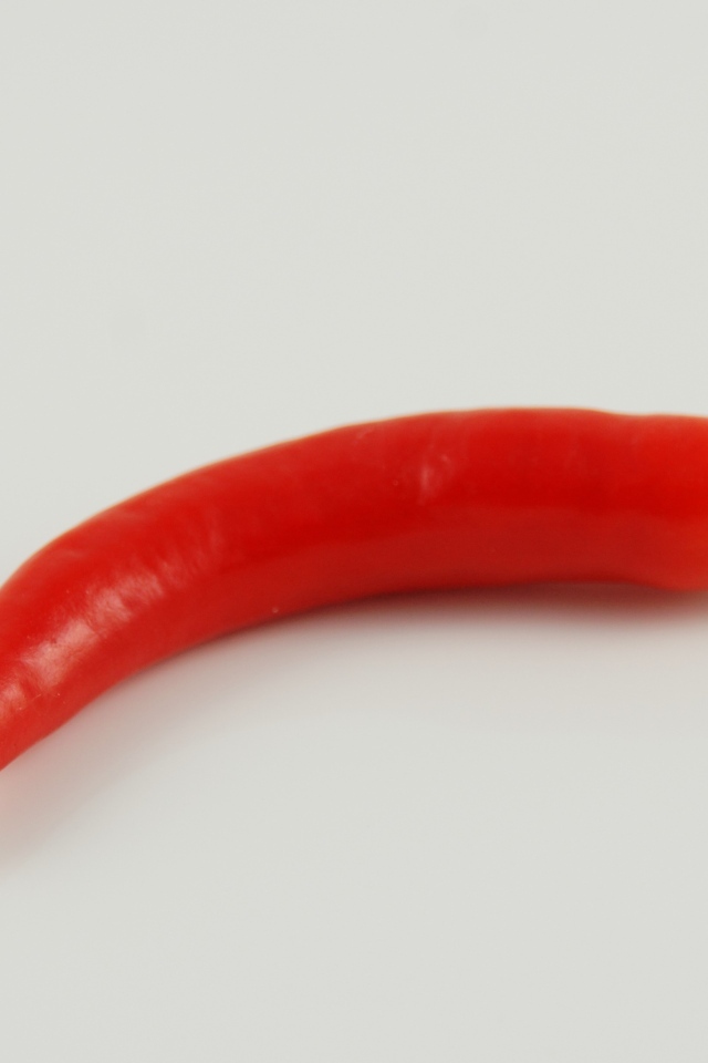 Острый красный перец на сером фоне