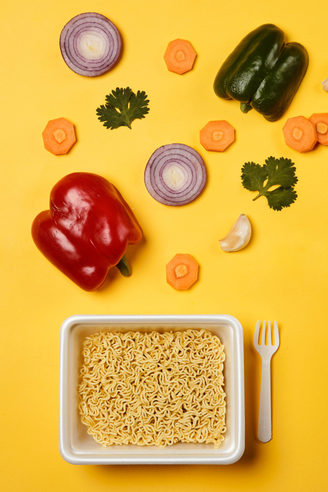 Вермишель быстрого приготовления на столе с овощами