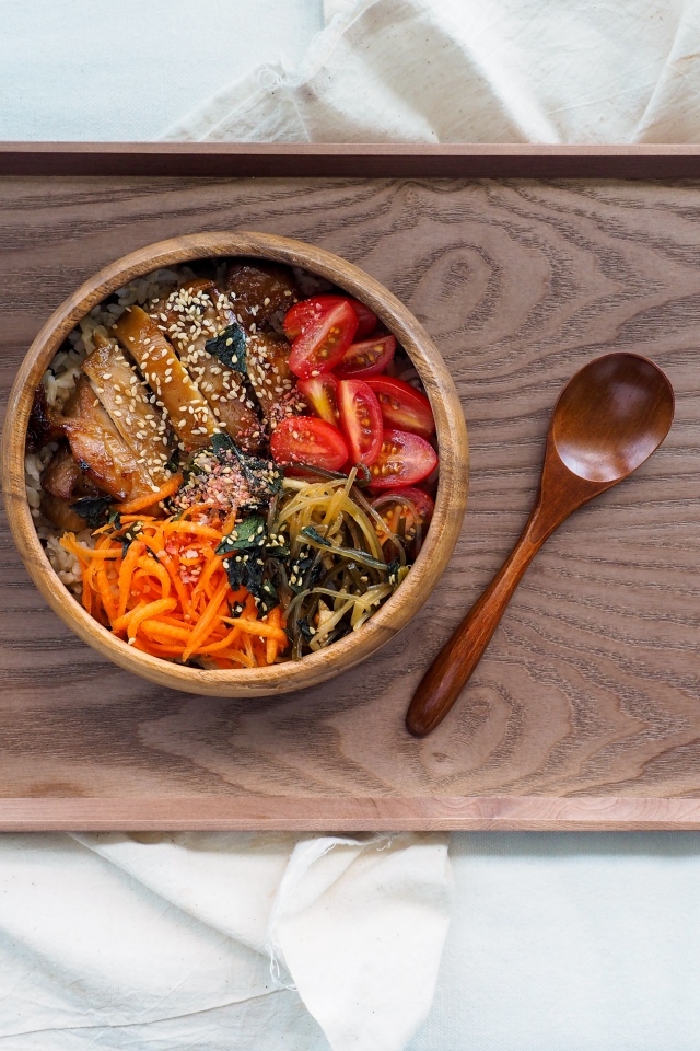 Японское блюдо с овощами на столе