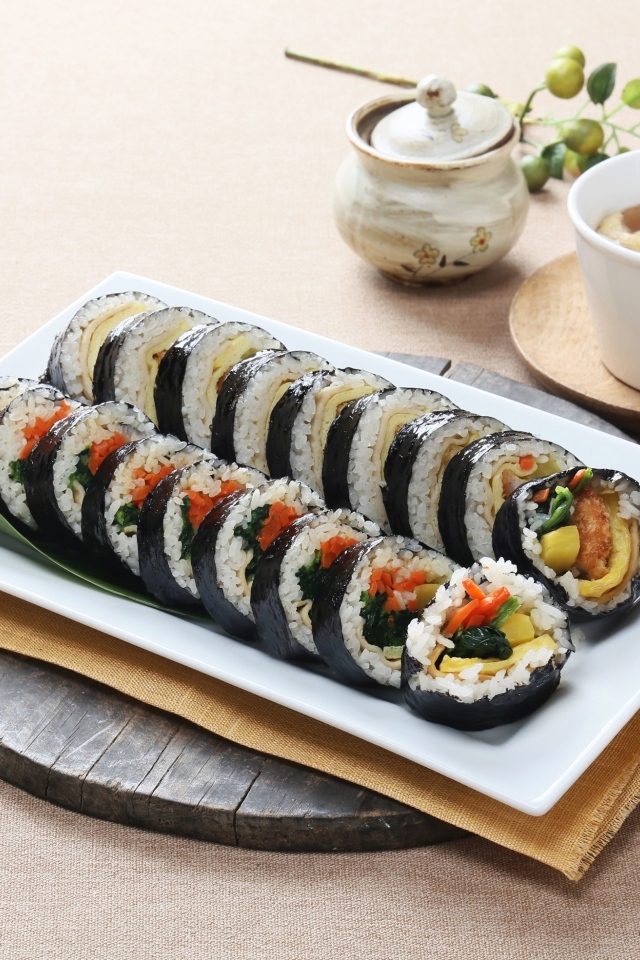 Японские суши на столе с чаем