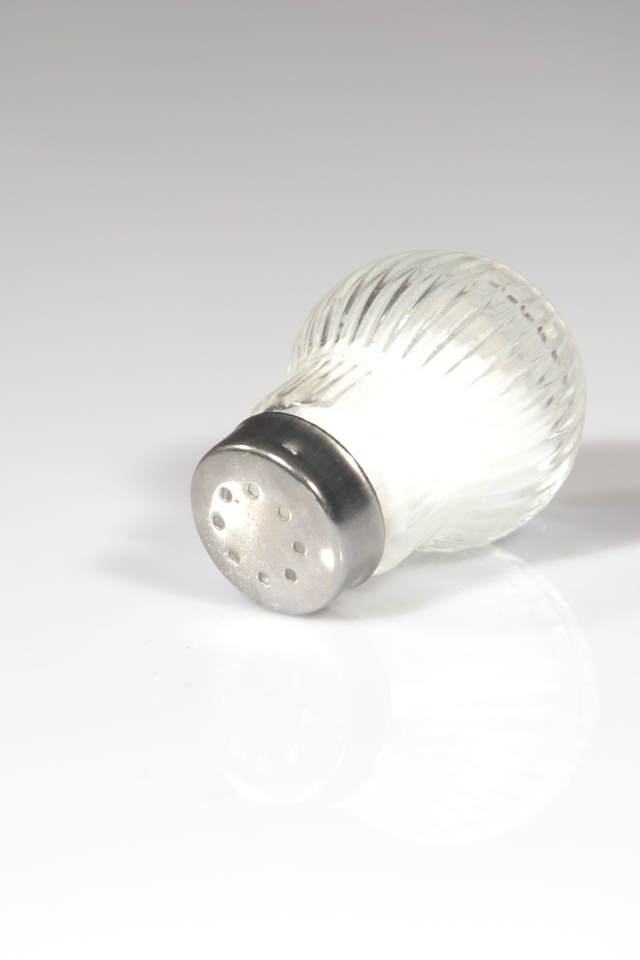 Баночка с солью на сером фоне