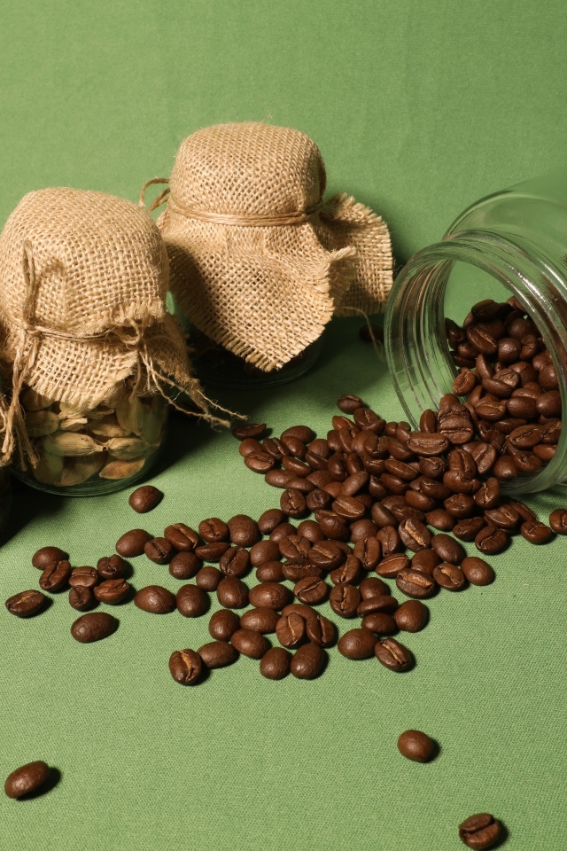 Баночки с жареными зернами кофе и специями