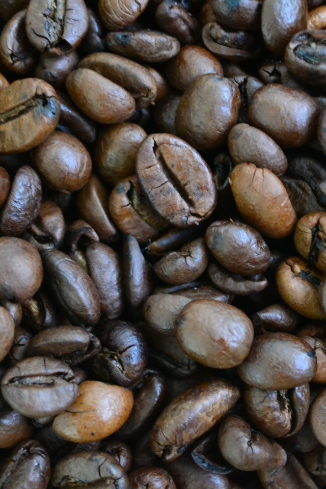 Большие ароматные жареные зерна кофе