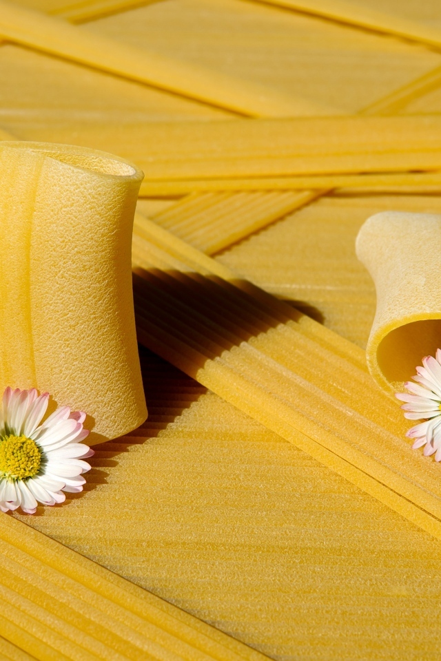 Большие макароны с цветами ромашки 