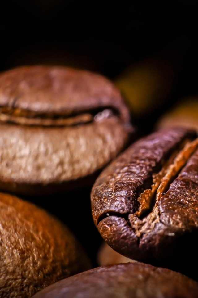 Крупные жареные ароматные зерна кофе 