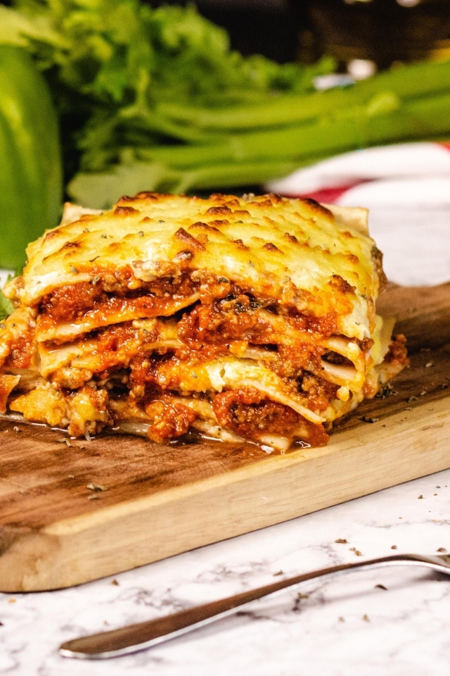 Лазанья на столе с овощами