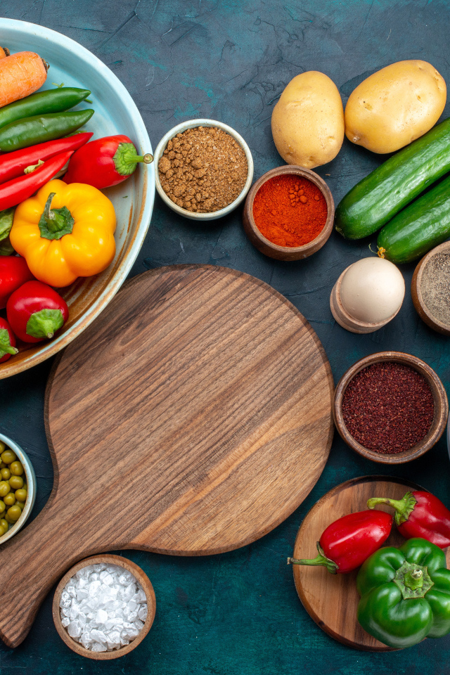 Много овощей со специями на столе с салатом