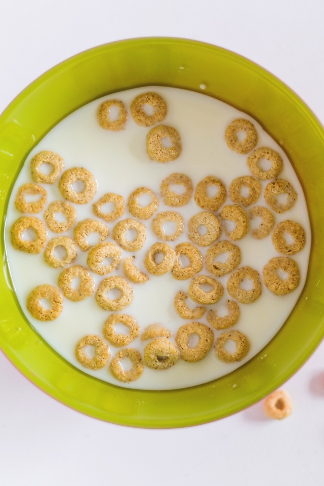 Молоко с хлопьями в миске