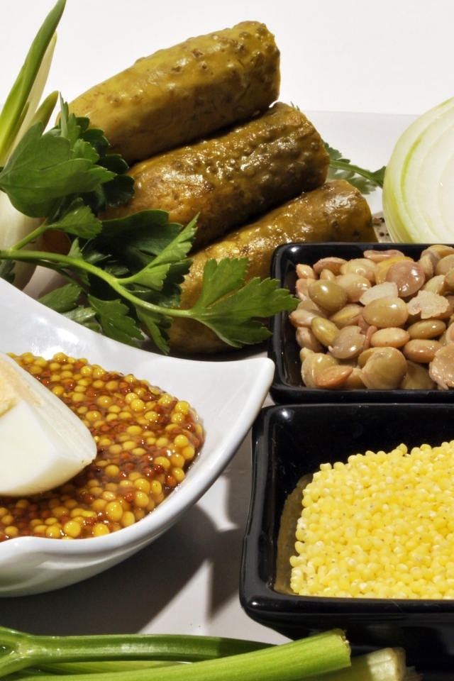 Пшено на столе с огурцами луком и горчицей