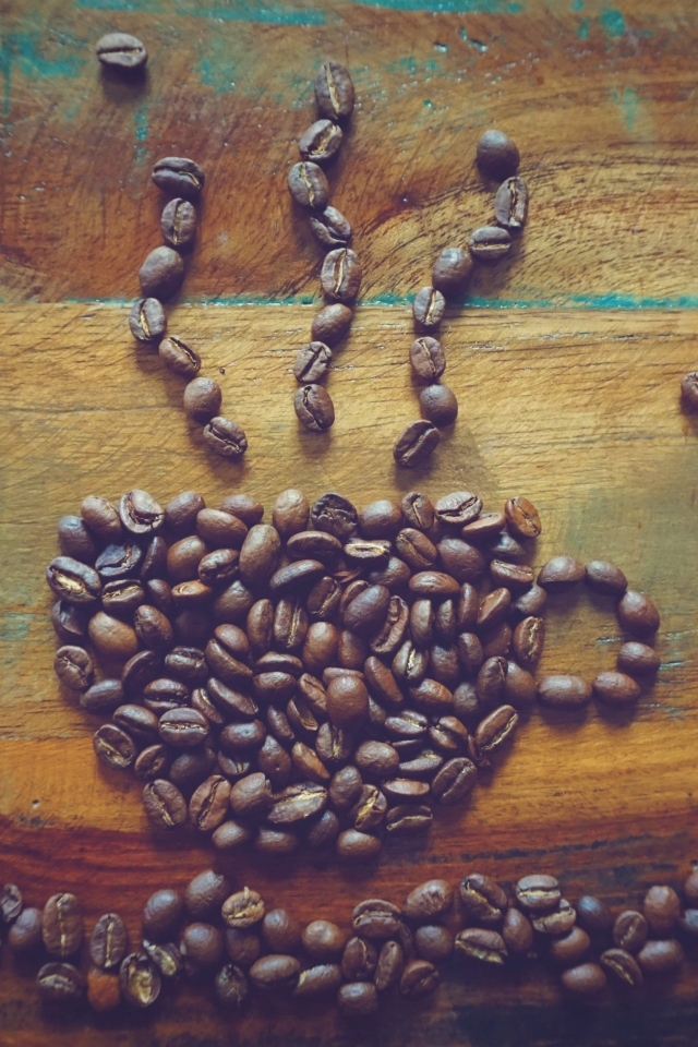 Кружка выложена из зерен кофе