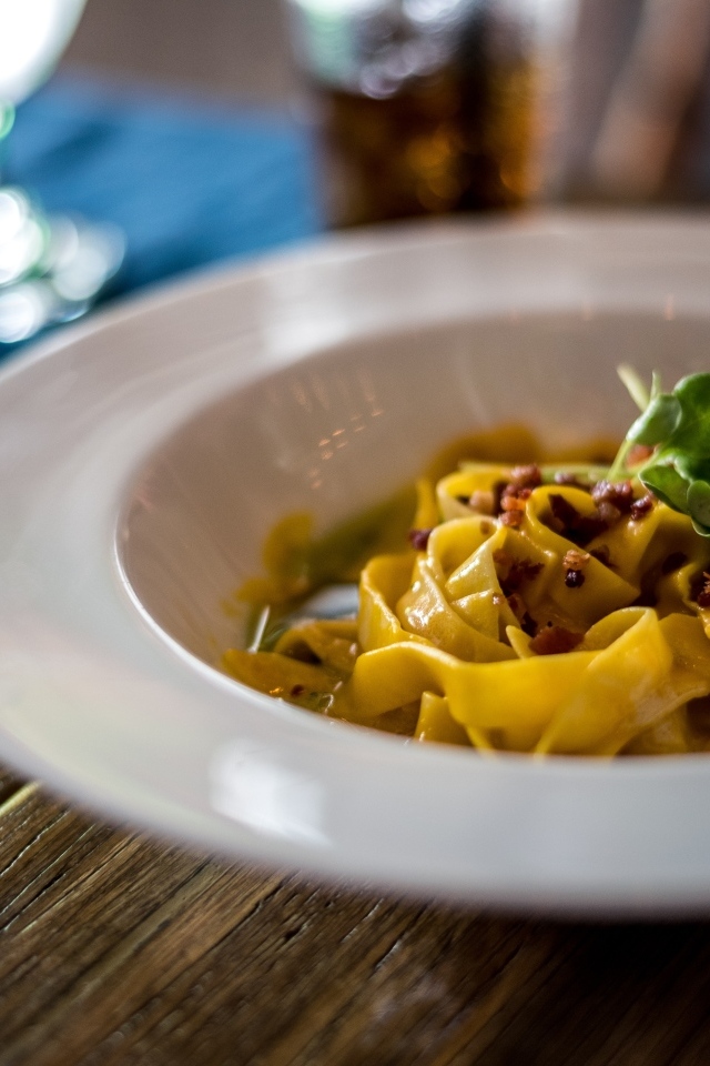 Лапша с мясом в  большой белой тарелке