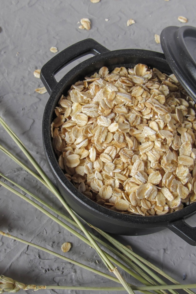 Овсяные хлопья в кастрюле