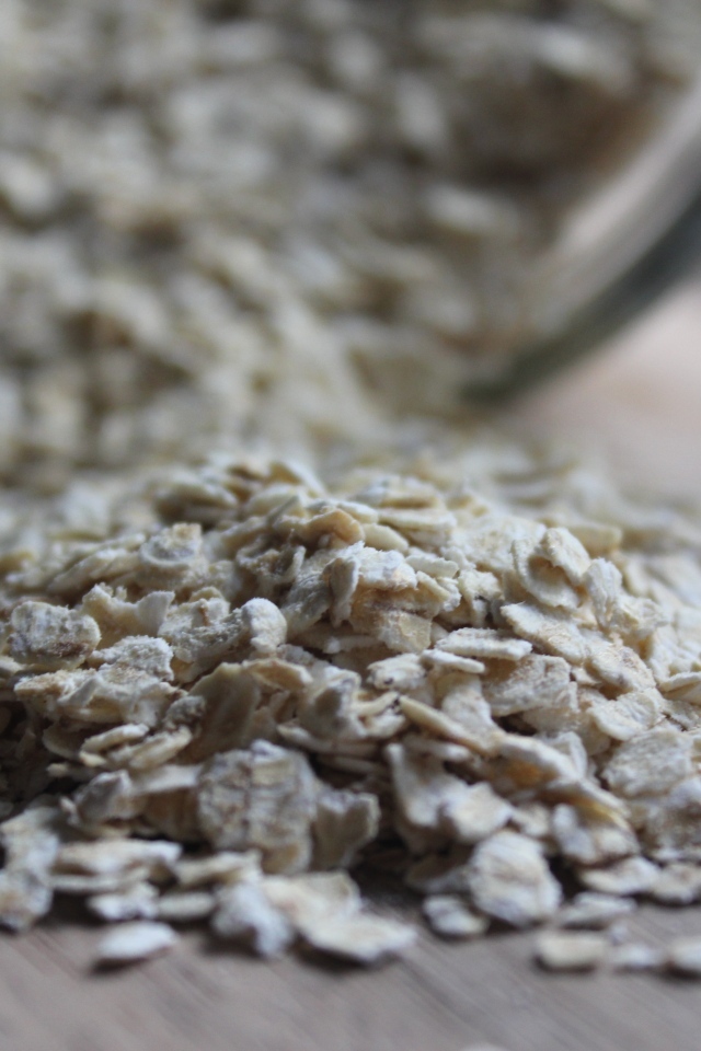 Овсяные хлопья рассыпаны на столе