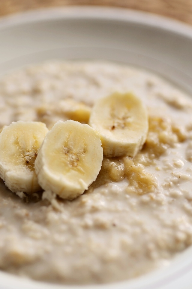 Овсяная каша с кусочками банана в тарелке