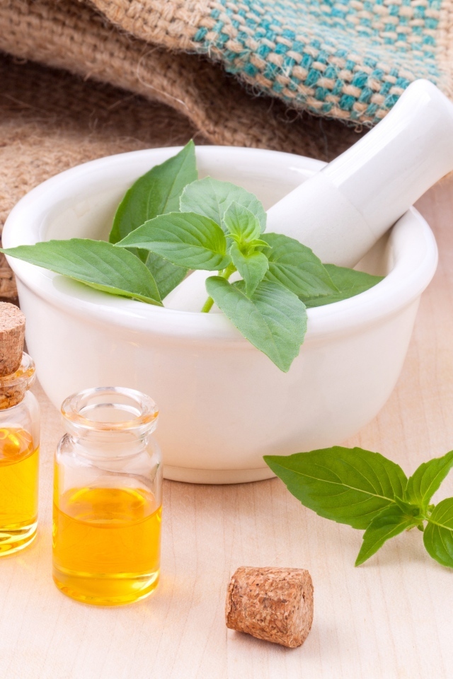 Масло на столе с листьями и белой тарелкой