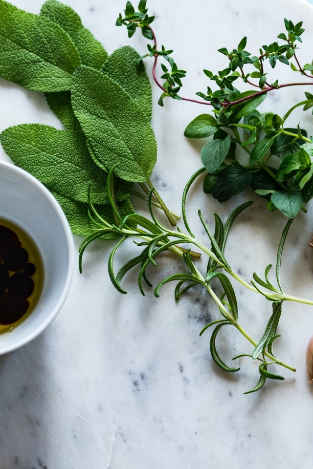 Оливковое масло с зеленью и чесноком