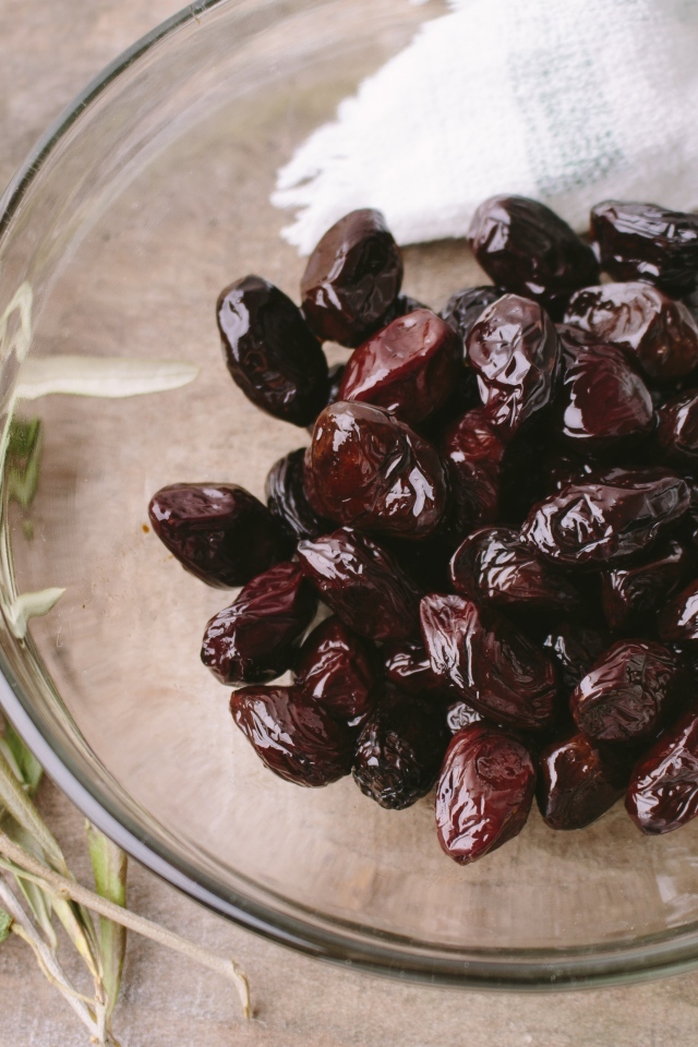 Оливки в стеклянной тарелке 