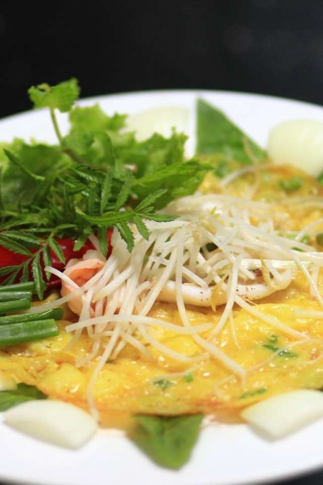 Омлет с луком и острым перцем на тарелке 