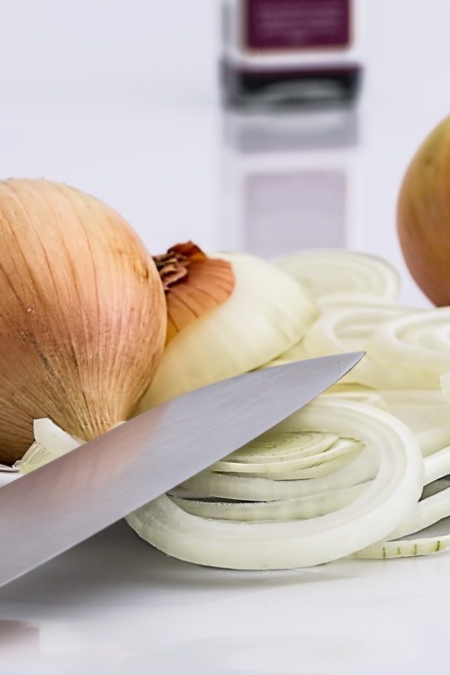 Репчатый лук нарезан кольцами 