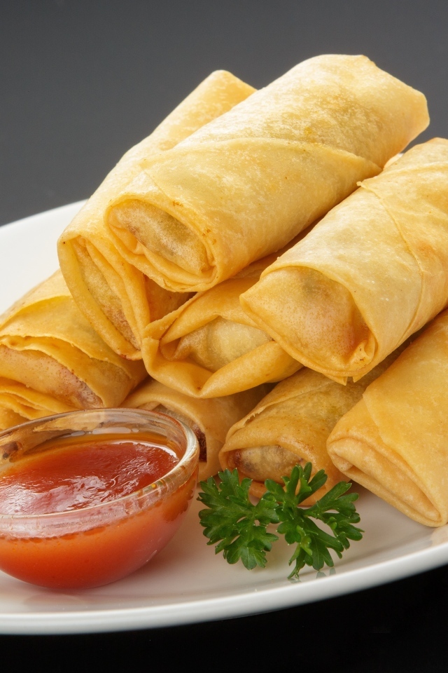 Блины с джемом на большой белой тарелке