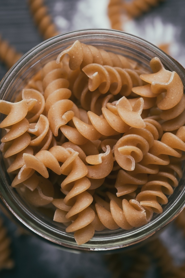 Макароны в стеклянной банке вид сверху