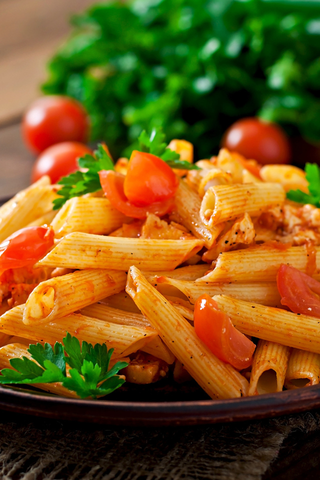 Макароны на тарелке с помидорами и петрушкой