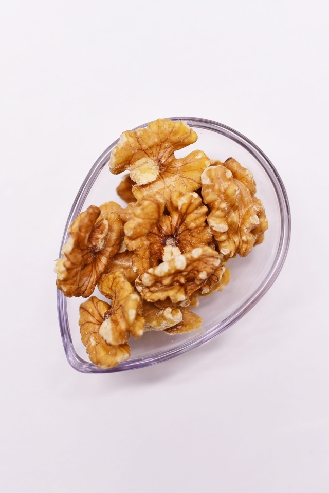 Очищенные грецкие орехи на белом фоне