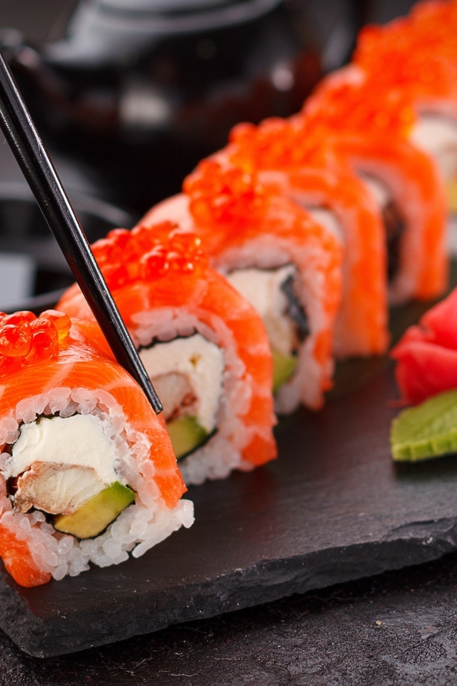 Роллы Филадельфия на доске