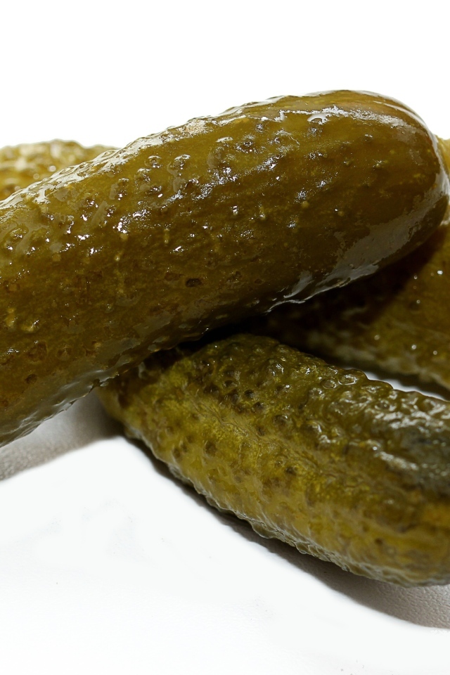 Маринованные корнишоны на белом фоне