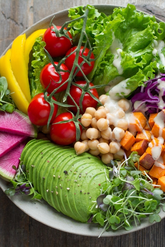 Тарелка с аппетитными полезными овощами