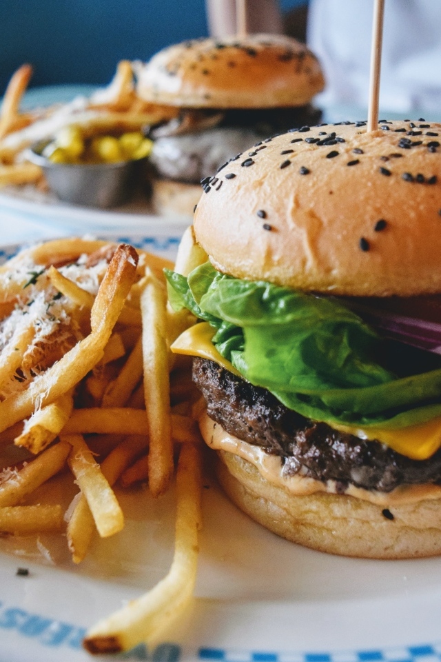 Тарелка с гамбургером и картофелем фри