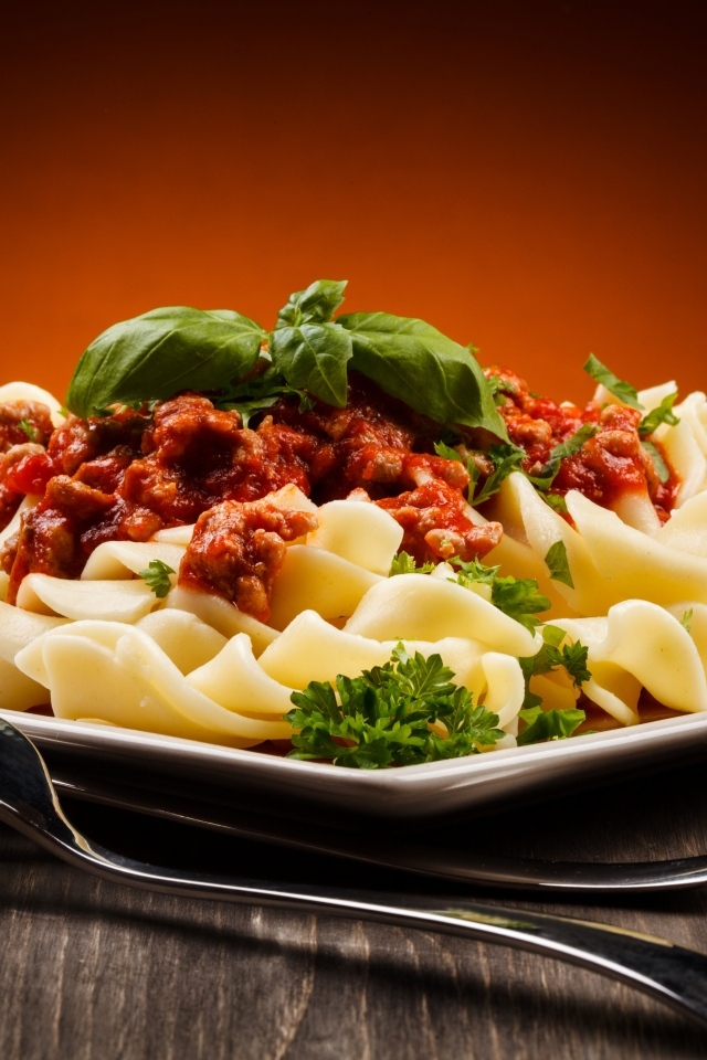 Тарелка с макаронами, фаршем и помидорами