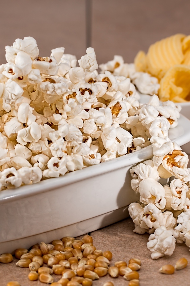 Попкорн на столе с чипсами