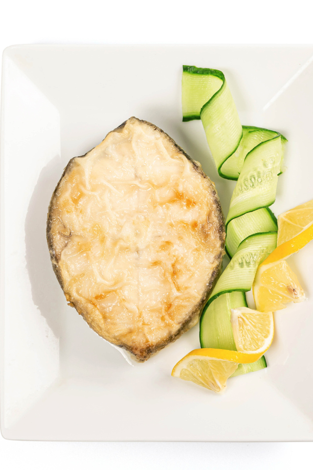 Картофель с огурцом и лимоном на белом столе