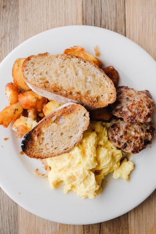 Картофель на тарелке с котлетами и гренками